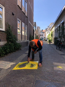 174 Gemeentemedewerkers bezig met aanbrengen van loopaanwijzingen in het centrum van Haarlem, 2020-05-30