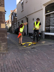 175 Gemeentemedewerkers bezig met aanbrengen van loopaanwijzingen in het centrum van Haarlem, 2020-05-30