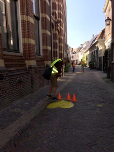 177 Gemeentemedewerkers bezig met aanbrengen van loopaanwijzingen in het centrum van Haarlem, 2020