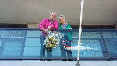 209 Jopie en Bert Siebeling vieren hun 55-jarig jubileum op de galerij van het appartementencomplex, Korhoenstraat ...