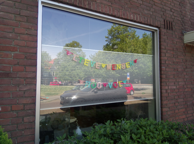 213 Slinger met de boodschap Lieve mensen hou vol in raam van woning op de Radioweg, 2020-05-13