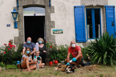 242 Haarlemmers op vakantie in Cléguérec, Bretagne met mondkapje op, 2020-08-13