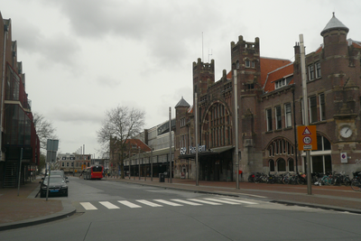 320 Leeg stationsplein in Haarlem, 2020-03