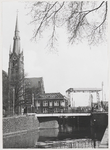 23341 Kampersingel met voor de Eendjesbrug en op achtergrond de Langebrug. Links is de Spaarnekerk te zien., 1963