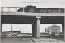 26025 Westelijke Randweg, bij het spoorwegviaduct in de lijn Haarlem-Overveen-Zandvoort, ziende naar het zuiden., 1963