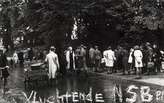 4883 Dolle Dinsdag, 5 september 1944, de vluchtelingen (N.S.B.-ers) van Dolle Dinsdag op het Kennemerplein op weg naar ...