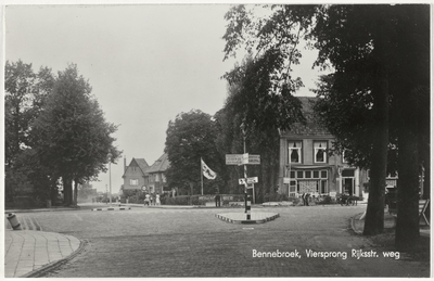 54935 Zicht op de kruising van de Rijksstraatweg, de Bennebroekerlaan en de Zwarteweg, ziende naar het westen.., 1940-1942
