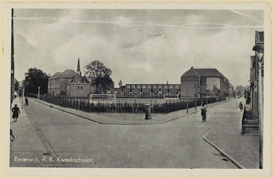 4869 Baanstraat. Links Romerkerkweg 8, St. Cassianusschool. Rechts Kees Delfsweg 5, St. Willibrordus MAVO., 1940