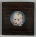 1123 Rond miniatuurschilderij van een klein kind in donkerbruine lijst.Het schilderij heeft een licht blauwe ...
