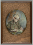 1126 Ovaal vormig portret van Jaap Pronk aan zijn werktafel in lichtbruine houten lijst.Het portret laat Jaap Pronk ...