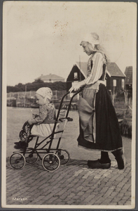 30484 Gezicht op moeder met dochter in klederdracht, 1943