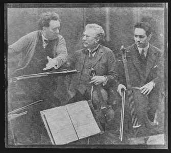 104 Drie mannen met cello en vioolde afbeelding is bijgewerkt op de glasplaat, een selectie met passe-partout is ...