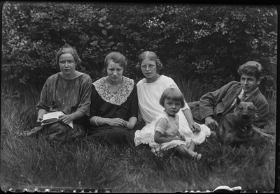 18 Familiefoto in de duinen, ca 1905-1935
