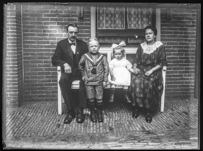 20 Familiefoto genomen op een bankje buiten, ca 1905-1935