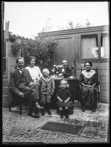 21 Familiefoto in de achtertuin, ca 1905-1935