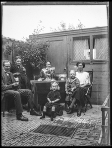 22 Familiefoto in de achtertuin, ca 1905-1935