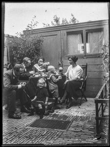 23 Familiefoto in de achtertuin, ca 1905-1935