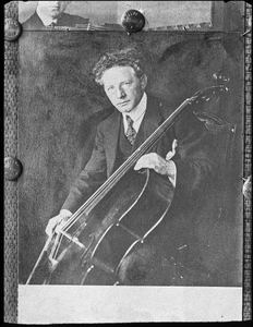 26 Portret van man met cello (Alphenaar?), ca 1905-1935