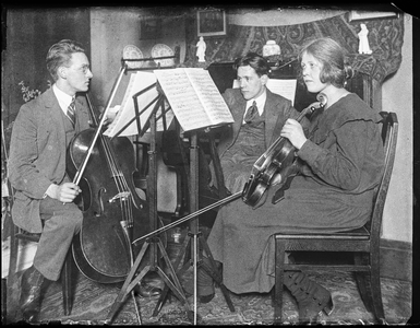27 Portret van man met cello (Jacob?) en vrouw met viool en bladmuziek, ca 1905-1935