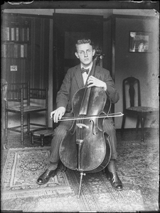 30 Zelfportret Jacob Keizer met cello, ca 1905-1935