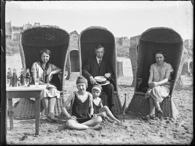 36 Familiefoto op strand in strandstoelen met Annetje, Cornelia Alphenaar en Jacob Keizer, ca 1905-1935