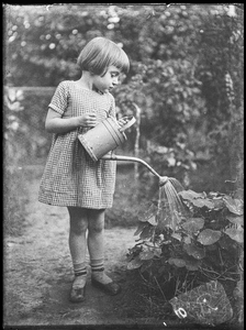 41 Dochter Annetje watert de Oost-Indische kers in de tuin, ca 1905-1935