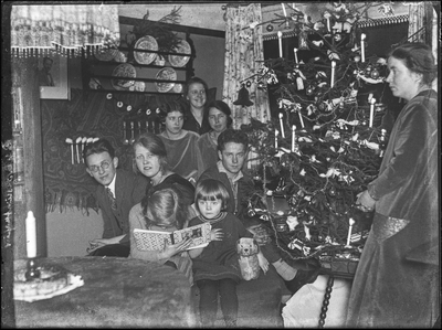 54 Familiefoto met o.a. Annetje, Cornelia en Jacob in de huiskamer met kerstboom notitie op glasplaat: 8 sec ...