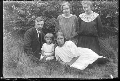 59 Familiefoto met Jacob Keizer, dochter Annetje en Cornelia Alphenaar, ca 1905-1935