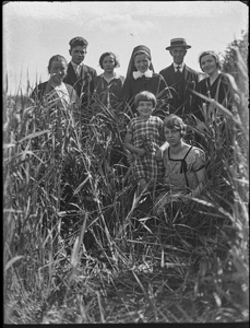66 Familiefoto, familie poserend in natuur tafereel, ca 1905-1935