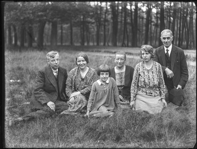 68 Familieportret met Jacob, Cornelia, Annetje en familie, ca 1905-1935