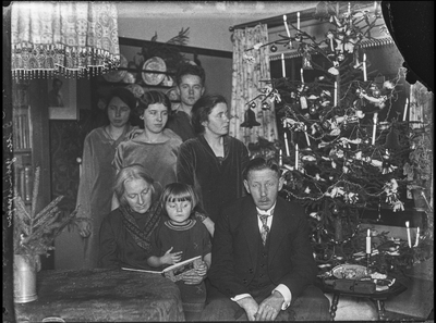 72 Familieportret in huiskamer voor de kerstboom, ca 1905-1935